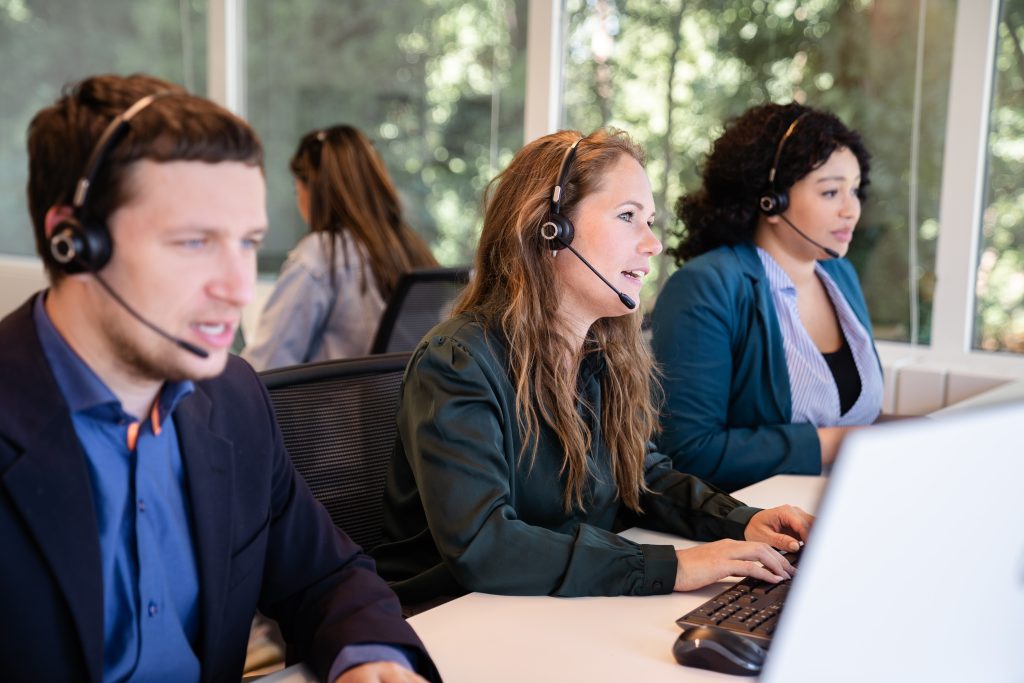 Medewerkers in een callcenter